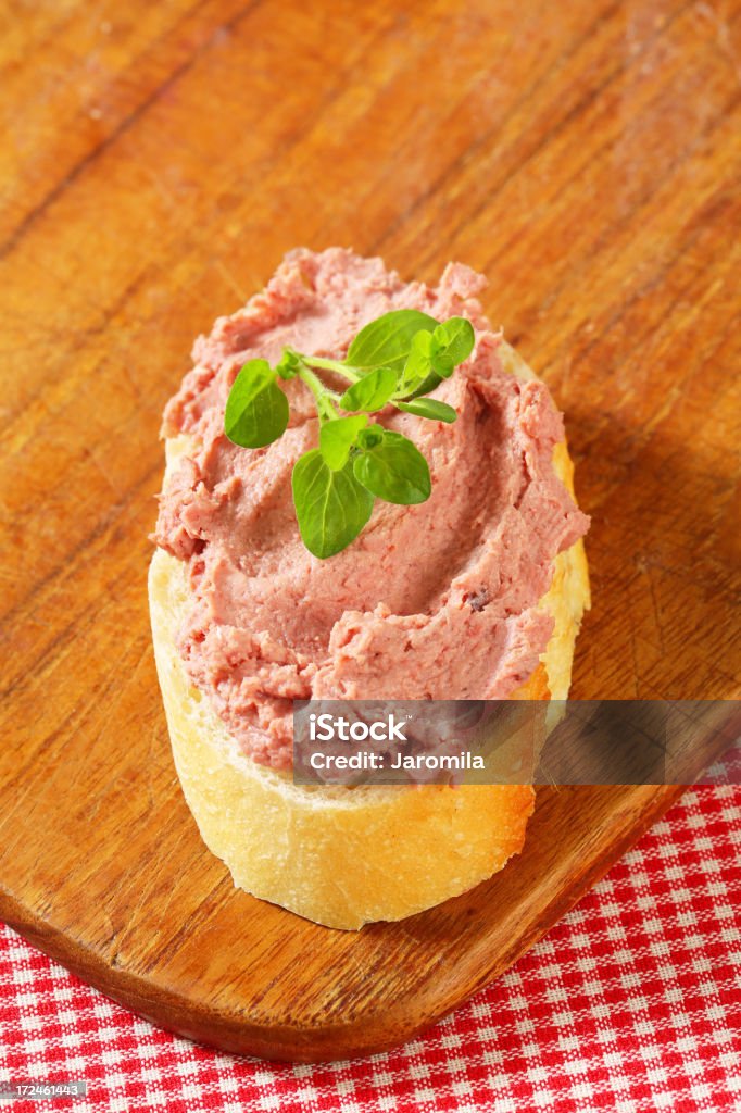 Fetta di pane con paté di fegato - Foto stock royalty-free di Antipasto