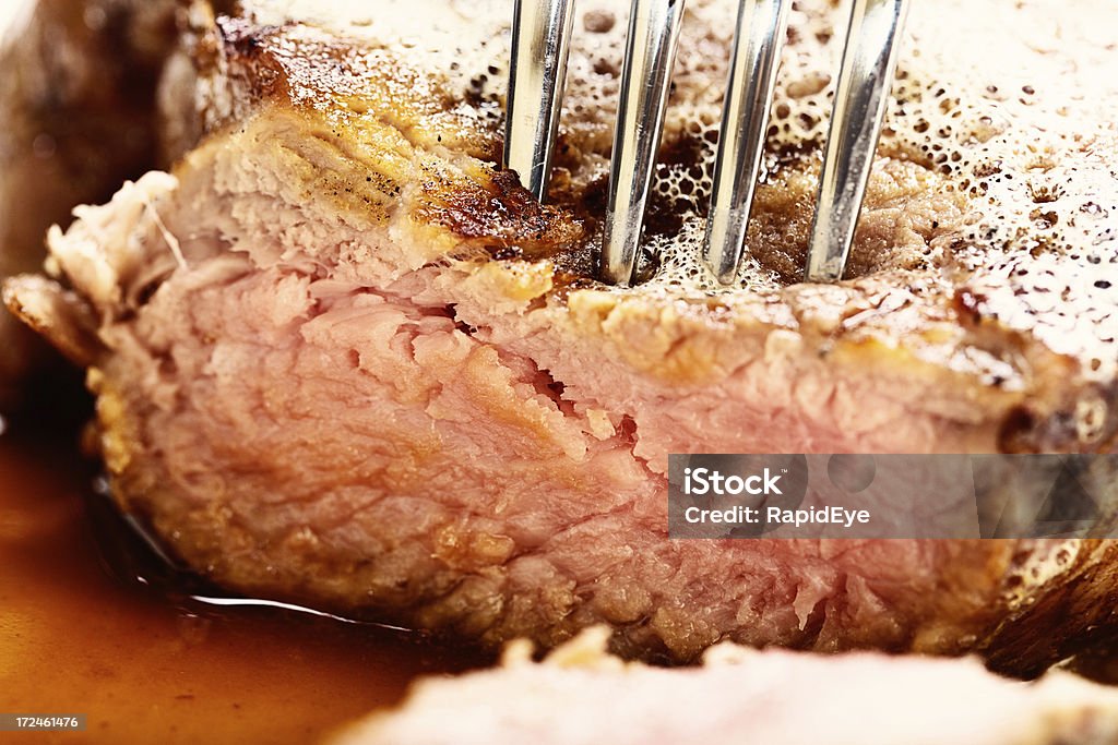 Extreme Nahaufnahme von gegrilltem steak, Regenbögen am fork - Lizenzfrei Fleisch Stock-Foto