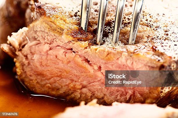 Extreme Nahaufnahme Von Gegrilltem Steak Regenbögen Am Fork Stockfoto und mehr Bilder von Fleisch