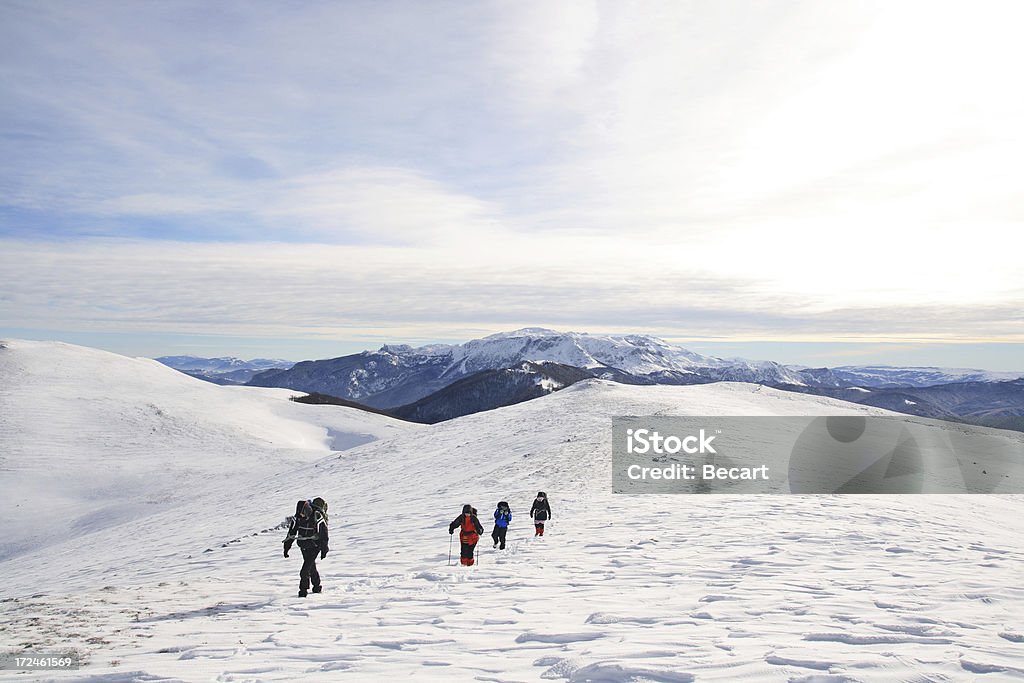 Hikers Group de dirección en la cima de la montaña - Foto de stock de Accesorio personal libre de derechos