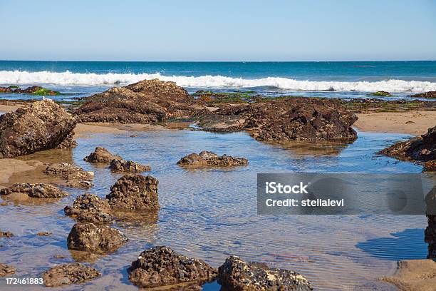 La Marea Baja En Playa De Malibu Foto de stock y más banco de imágenes de Agua - Agua, Aire libre, California