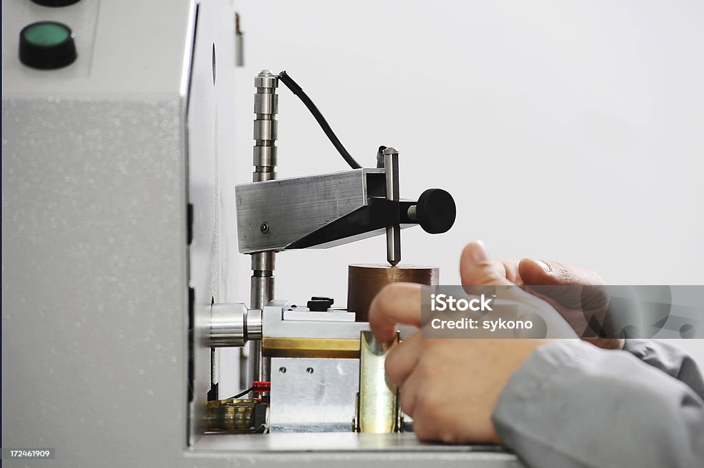 Examinar la calidad del metal de laboratorio - Foto de stock de Industria aeroespacial libre de derechos