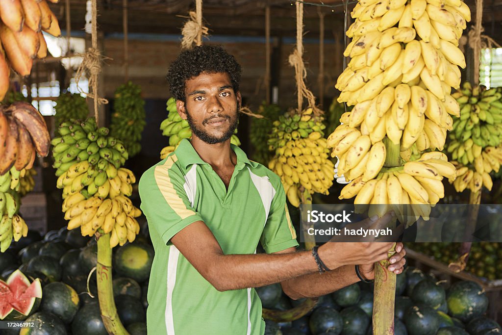 スリランカ男性販売フルーツ - 1人のロイヤリティフリーストックフォト