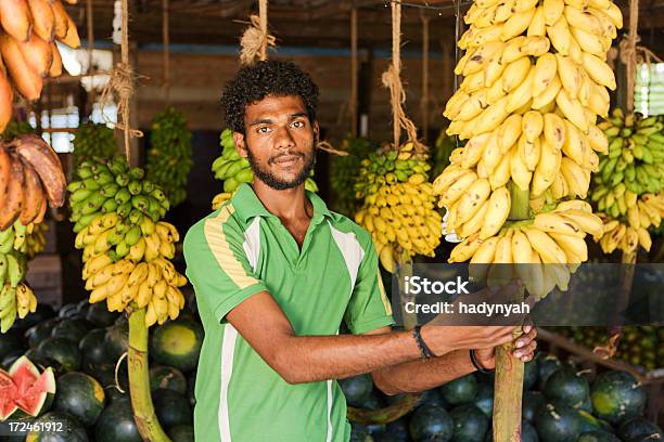 Foto de Sri Lanka Homem Vendendo Frutas e mais fotos de stock de Adulto - Adulto, Banana, Barraca de Mercado