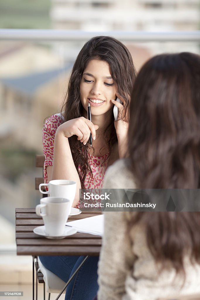 Mujeres jóvenes tener una reunión en el Café. - Foto de stock de 20 a 29 años libre de derechos