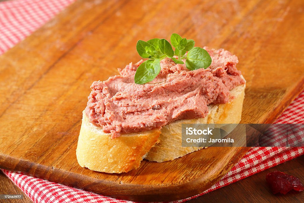 Tranche de pain avec pâté de foie - Photo de Terrine libre de droits