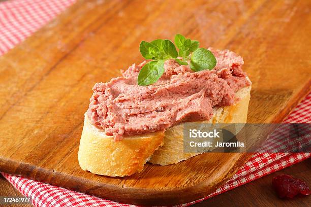 Photo libre de droit de Tranche De Pain Avec Pâté De Foie banque d'images et plus d'images libres de droit de Terrine - Terrine, Mousse, Aliment en portion