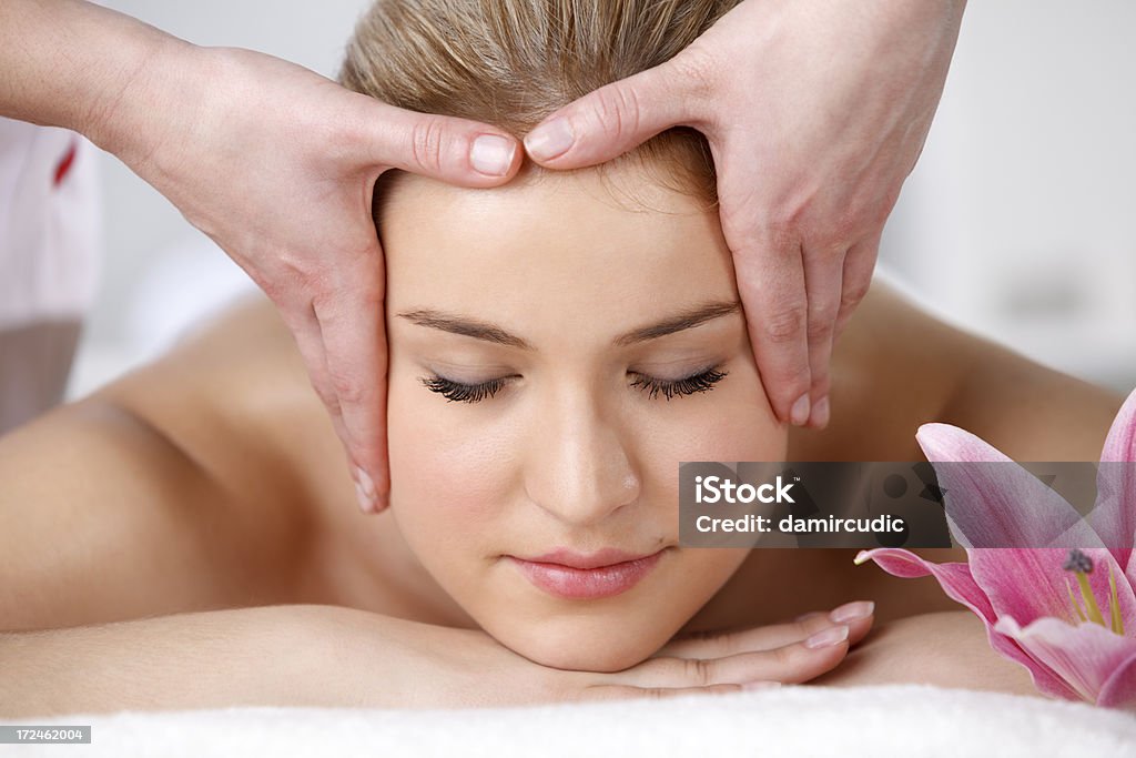 Menina bonita spa com Massagem na Cabeça no centro - Royalty-free 20-24 Anos Foto de stock