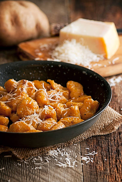 gnocchi - kartoffelknödel essen stock-fotos und bilder