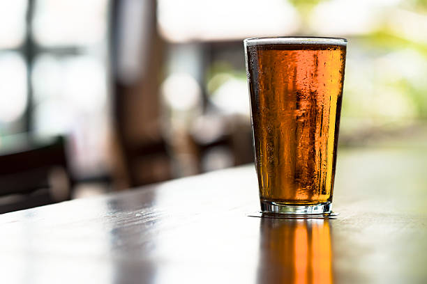 amber birra al bar - amber beer foto e immagini stock
