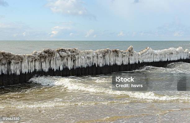 Icicles Sulla Groynes In Spiaggia Di Darss - Fotografie stock e altre immagini di Ambientazione esterna