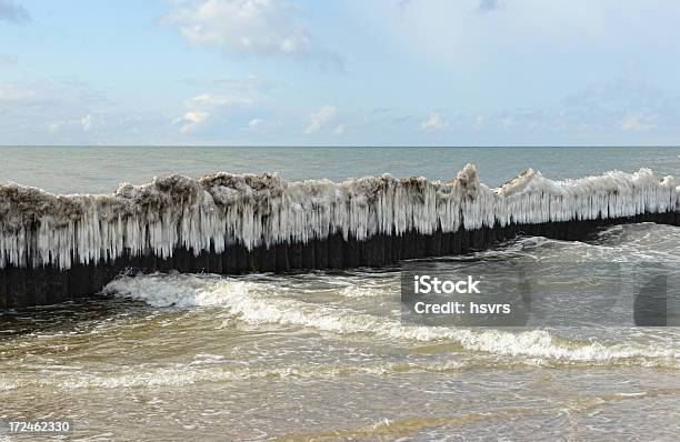 Icicles На Groynes На Пляже Полуостровами Дарсс — стоковые фотографии и другие картинки Балтийское море