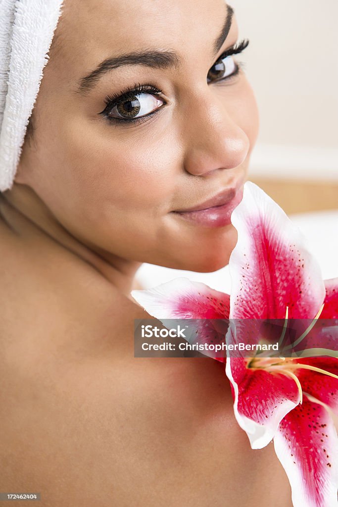 Mulher sorridente no spa - Foto de stock de 18-19 Anos royalty-free