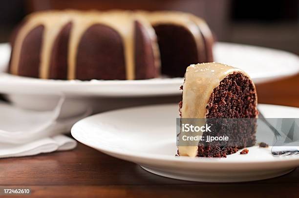 Torta Al Cioccolato Caramello Salato Smalto - Fotografie stock e altre immagini di Alimentazione non salutare - Alimentazione non salutare, Caramello, Ciambellone