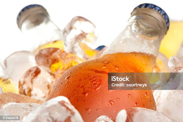 Frio Cerveja No Gelo - Fotografias de stock e mais imagens de Cerveja - Cerveja, Cubo de gelo, Gelo