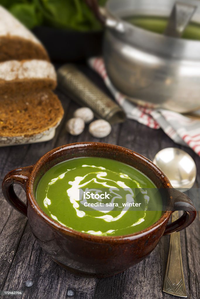 Sopa de verdes em uma tigela sobre um rústico mesa - Foto de stock de Alimentação Saudável royalty-free