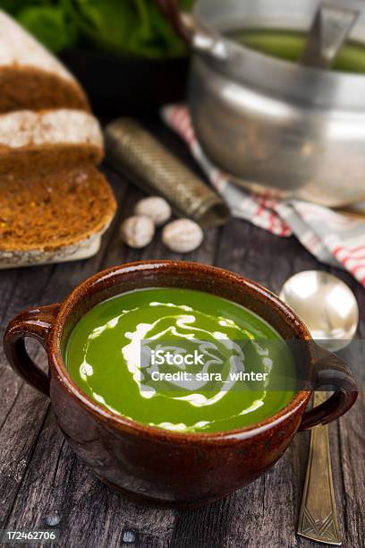 Foto de Sopa De Verdes Em Uma Tigela Sobre Um Rústico Mesa e mais fotos de stock de Alimentação Saudável - Alimentação Saudável, Almoço, Colher - Faqueiro