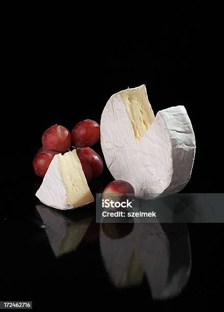 Camembert - Fotografias de stock e mais imagens de Alimentação Saudável - Alimentação Saudável, Buraco, Camembert
