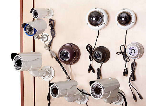 5 Bước Cơ Bản Để LẮP ĐẶT CAMERA GIÁM SÁT Cho Nhà Ở và Doanh Nghiệp 2 camera giám sát - camera giám sát khác nhau. hình ảnh sẵn có, bức ảnh & hình ảnh trả phí bản quyền một lần