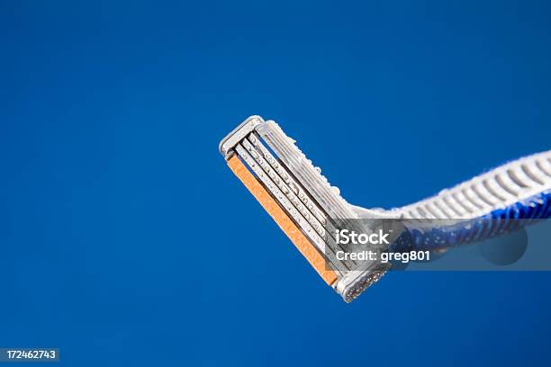 Affetta Bagnati Su Sfondo Blu - Fotografie stock e altre immagini di Accessori da Barba - Accessori da Barba, Accudire, Acqua