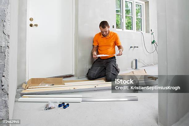 Mann Liest Assembly Plan Stockfoto und mehr Bilder von Das Leben zu Hause - Das Leben zu Hause, Erwachsene Person, Farbbild