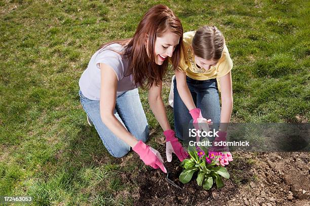 Madre E Figlia Piantando Fiori Insieme - Fotografie stock e altre immagini di 10-11 anni - 10-11 anni, 35-39 anni, Abbigliamento casual