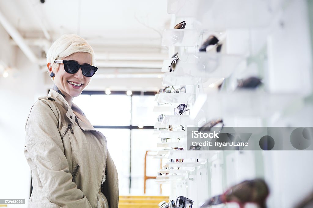 Gafas mujer joven de compras - Foto de stock de Gafas de sol libre de derechos