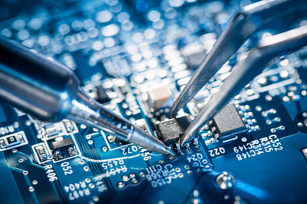 transistor di saldatura sul circuito stampato. - service electronics industry circuit board capacitor foto e immagini stock