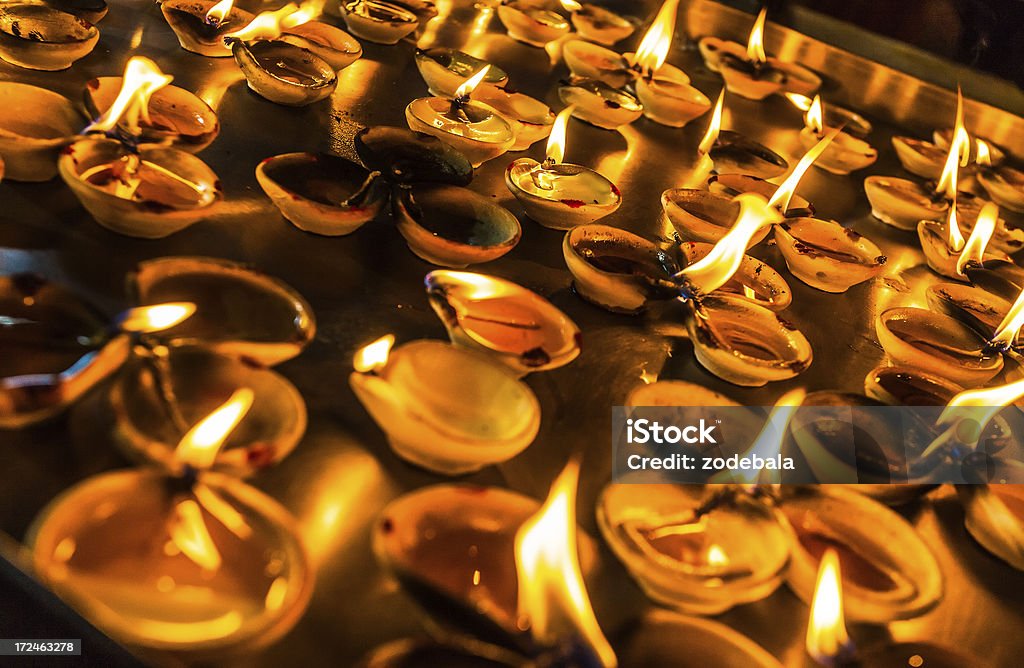 Tempio asiatico pregare candele - Foto stock royalty-free di Accendere (col fuoco)