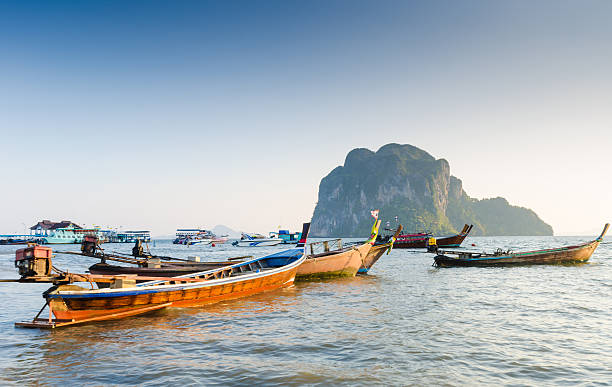 langboot liegt in der wunderschönen strand - activity asia atmosphere beach stock-fotos und bilder