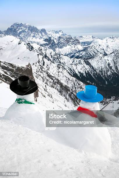 Foto de Snowmen Observar As Montanhas e mais fotos de stock de Alpes europeus - Alpes europeus, Azul, Boneco de Neve