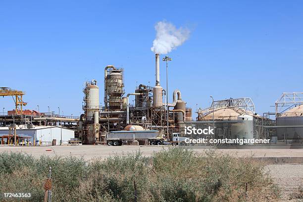 Centrale Geotermica Con Camion E Uccelli - Fotografie stock e altre immagini di Stazione di energia geotermica - Stazione di energia geotermica, Acciaio, Attrezzatura