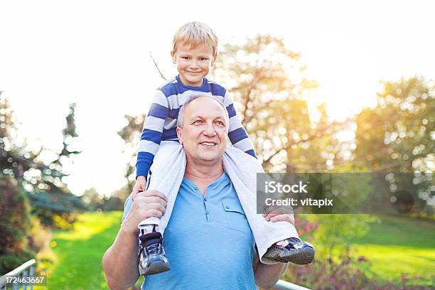 Abuelo Y Nieto En El Parque Foto de stock y más banco de imágenes de 50-59 años - 50-59 años, Abuelo, Abuelos