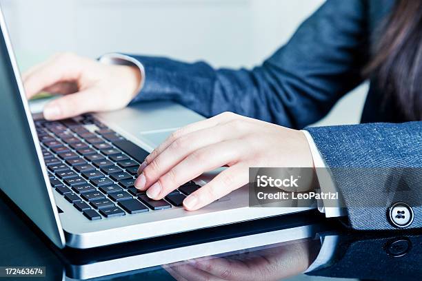 Geschäftsfrau Hände Schreiben Auf Laptop Stockfoto und mehr Bilder von Arbeiten - Arbeiten, Aussuchen, Berufliche Beschäftigung