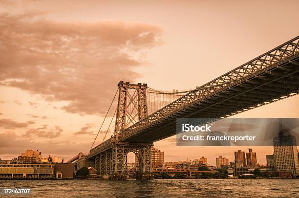 Williamsburg Bridge A Lower Manhattan - Fotografie stock e altre immagini di Acqua - Acqua, Ambientazione esterna, Arancione