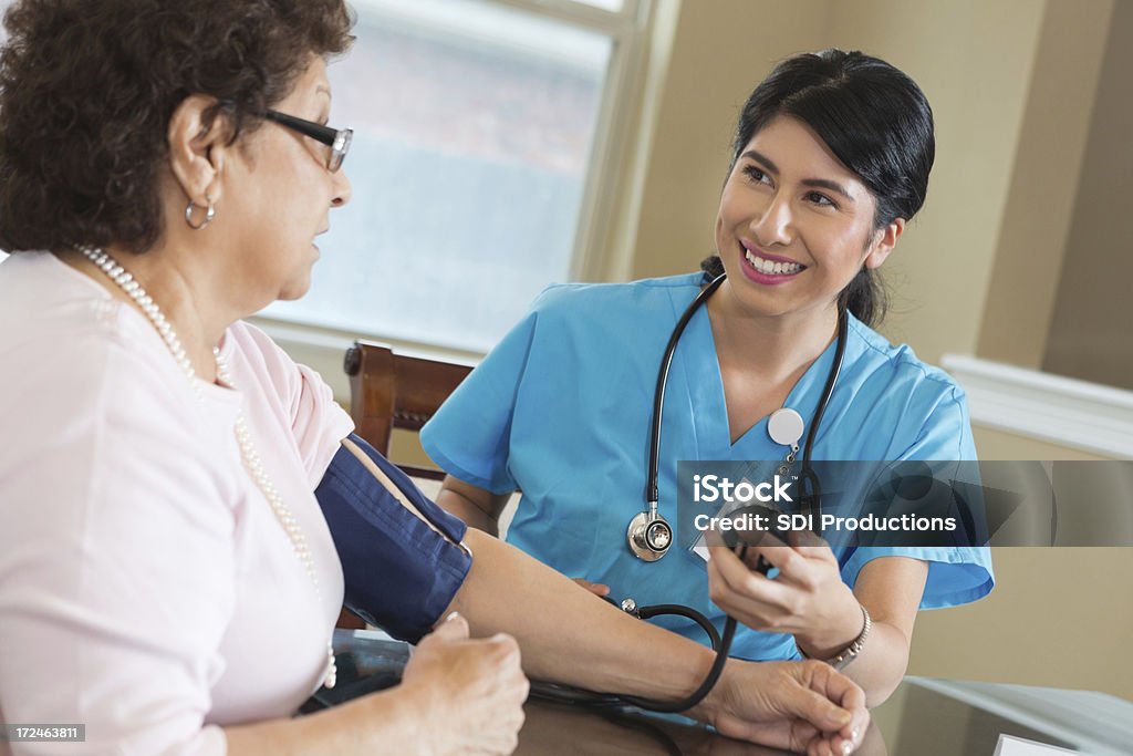친근하다 홈화면 건강관리와 간호사 배려적임 수석 환자 - 로열티 프리 혈압계 스톡 사진