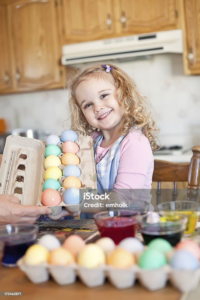Девушки с Окрашенные пасхальные яйца - Стоковые фото 2-3 года роялти-фри