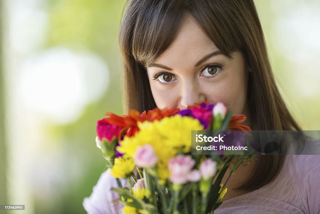 Frau Spähen über Blumenstrauß - Lizenzfrei 20-24 Jahre Stock-Foto