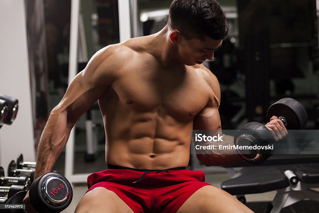 Bodybuilder физические упражнения с весами - Стоковые фото Анаэробное упражнение роялти-фри