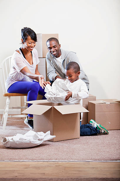 afro-americana família mudar de casa - indoors family sc0589 full length imagens e fotografias de stock