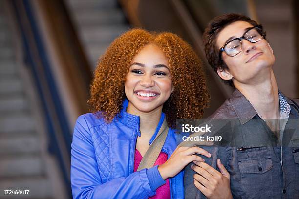 Pareja Adolescente En La Parte Inferior De Las Escaleras Foto de stock y más banco de imágenes de Africano-americano