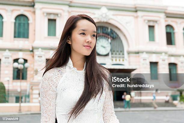 Ritratto Di Ragazza Al Saigon Central Post Office - Fotografie stock e altre immagini di 18-19 anni - 18-19 anni, Adolescente, Ambientazione esterna