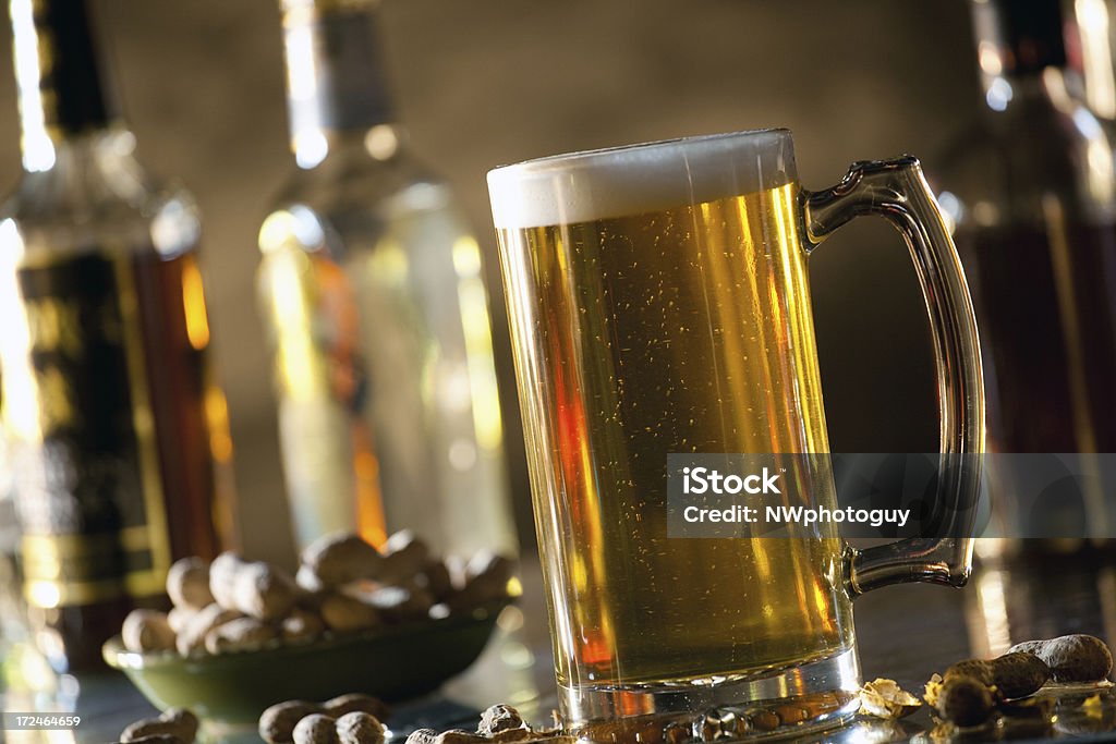 Birra nel bar - Foto stock royalty-free di Arachide - Cibo