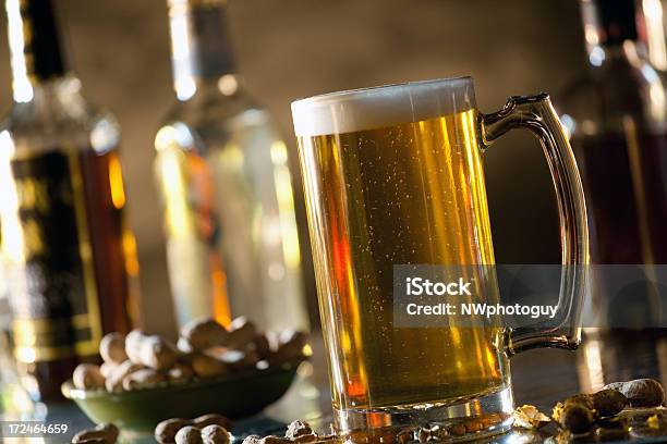 Birra Nel Bar - Fotografie stock e altre immagini di Arachide - Cibo - Arachide - Cibo, Bancone - Bar, Bar