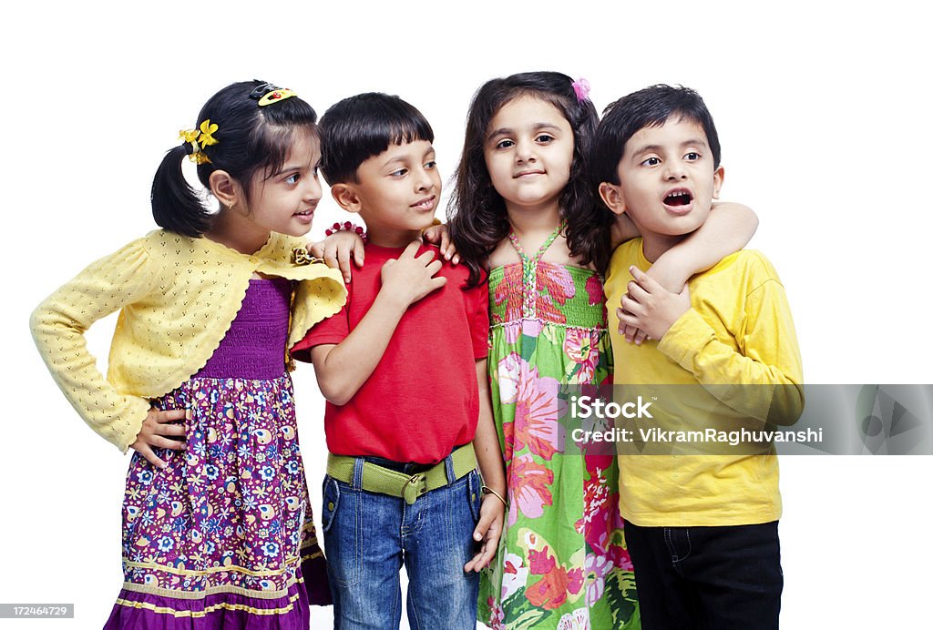 Groupe de quatre Indian enfants uniquement isolé sur blanc - Photo de 4-5 ans libre de droits