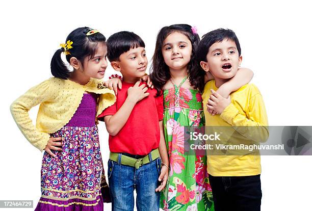 Photo libre de droit de Groupe De Quatre Indian Enfants Uniquement Isolé Sur Blanc banque d'images et plus d'images libres de droit de 4-5 ans
