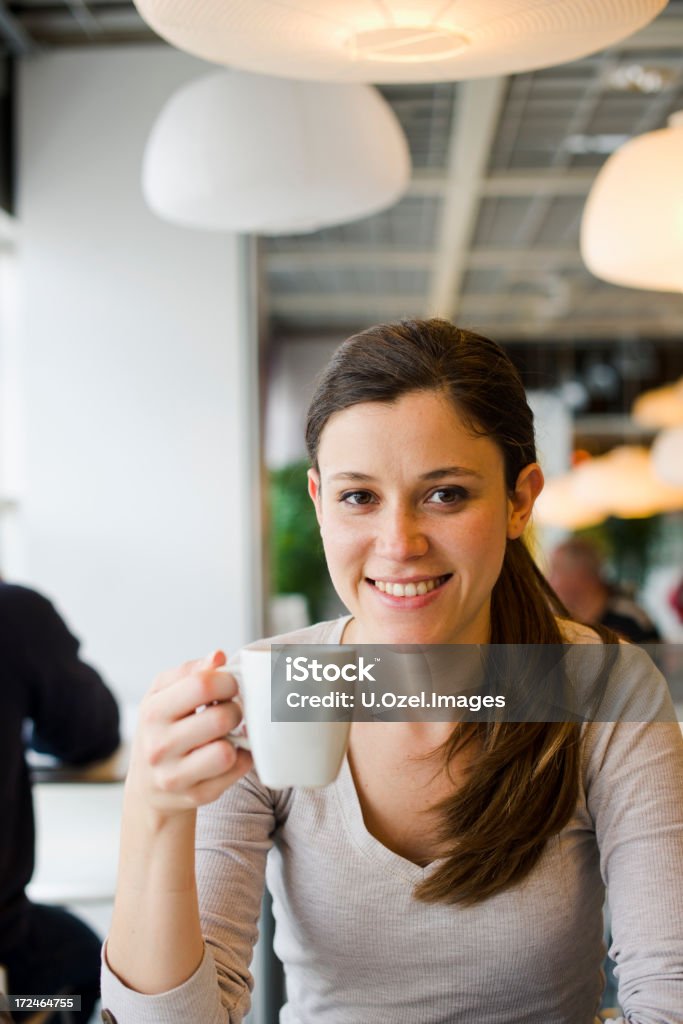Junge Frau mit Kaffeetasse - Lizenzfrei 20-24 Jahre Stock-Foto