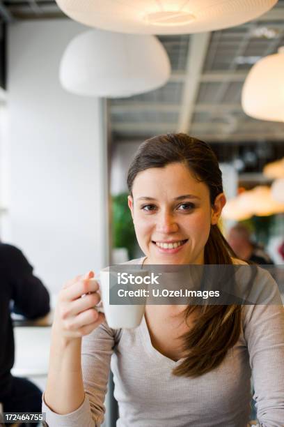 Foto de Jovem Mulher Com Uma Xícara De Café e mais fotos de stock de 20-24 Anos - 20-24 Anos, Adulto, Autoconfiança