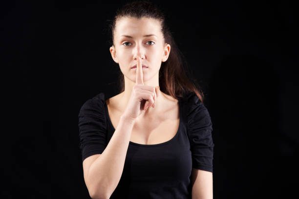 silencio gesto de mano - american sign language audio fotografías e imágenes de stock