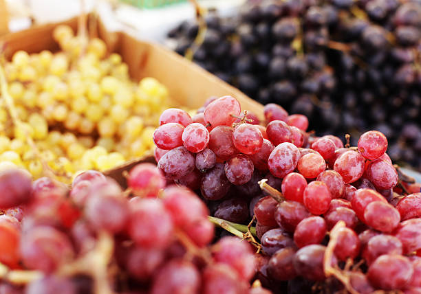 trauben in farmer's market - grape red grape red farmers market stock-fotos und bilder